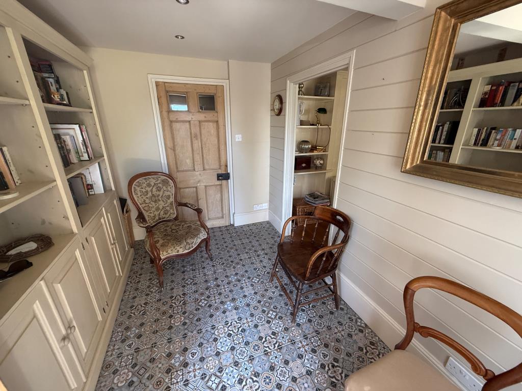 Lot: 119 - DETACHED HOUSE AFFECTED BY LANDSLIP - Entrance hall